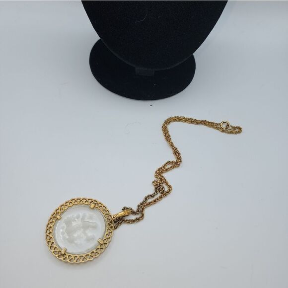 VTG. CROWN TRIFARI INTAGLIO VIRGO THE VIRGIN GOLD TONE TWISTED NECKLACE - Picture 5 of 10